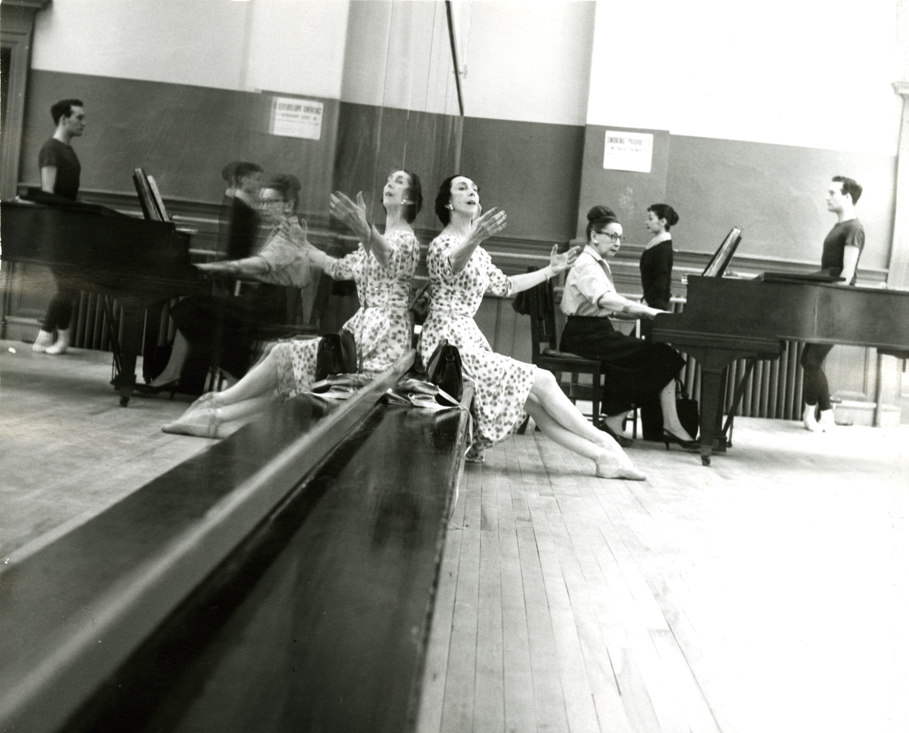 Felia Doubrovska Teaching class at SAB; Photo by Martha Swope (c) Courtesy of New York City Ballet Archive, Ballet Society Collection